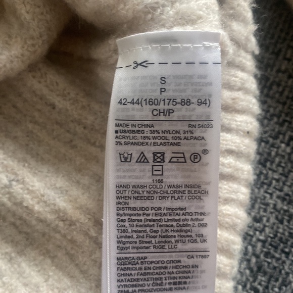 Gap v-neck sweater NWT - Picture 3 of 3